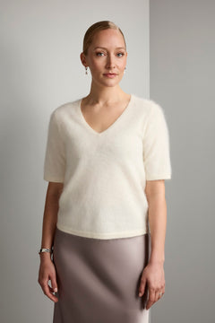 Lyhythihainen kashmirneule v-kaula-aukolla, sävyssä cream.