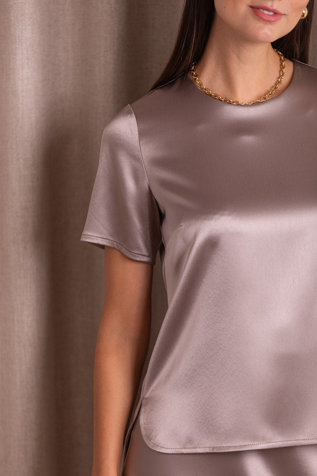 Lähikuva Original Storyn lyhythihaisesta satiinipaidasta sävyssä nougat