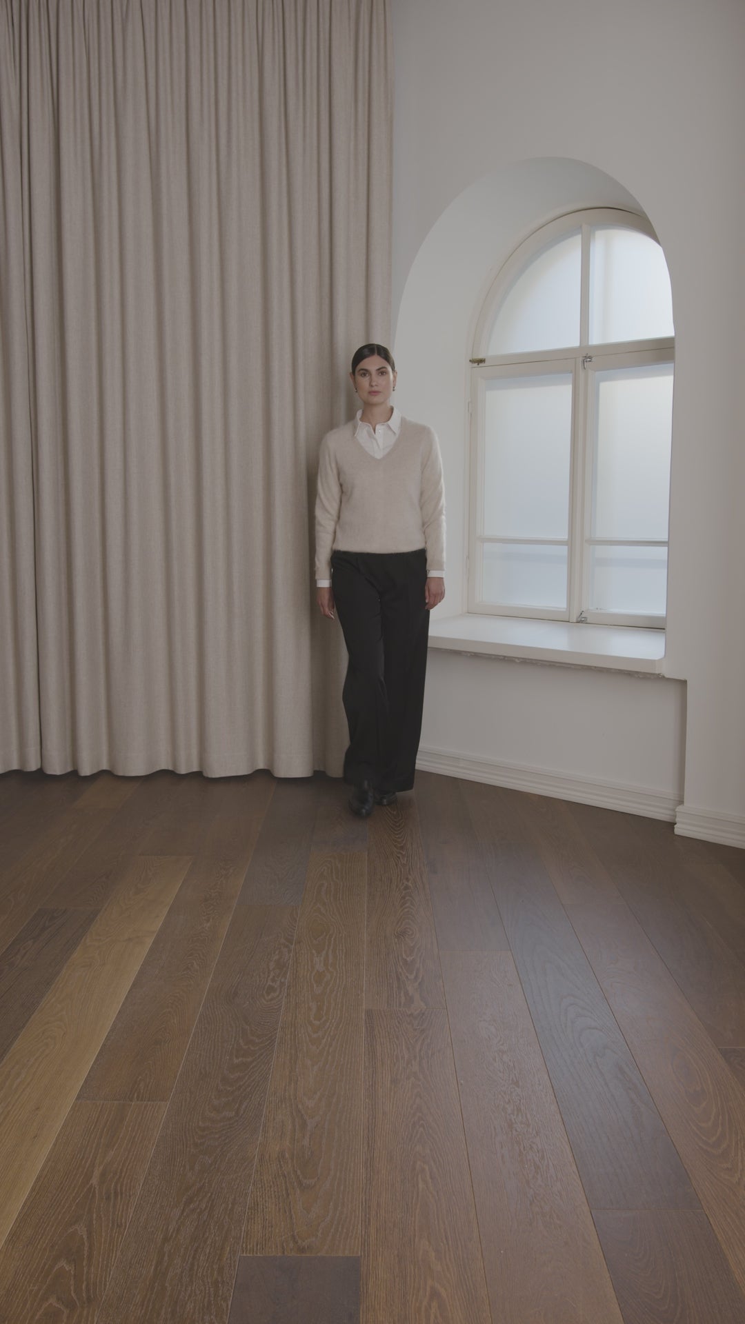 Pitkähihainen harjattu kashmirneule V-kaula-aukolla, Latte