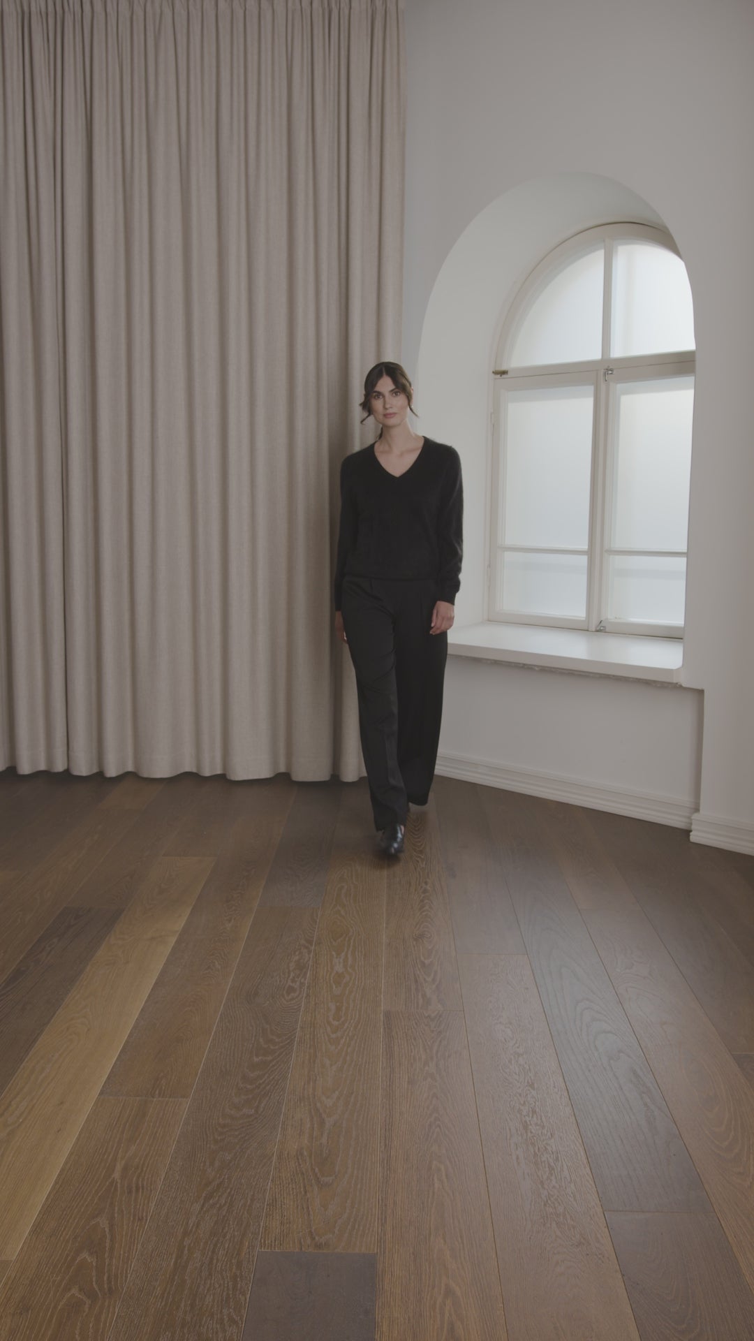 Pitkähihainen harjattu kashmirneule V-kaula-aukolla, Black