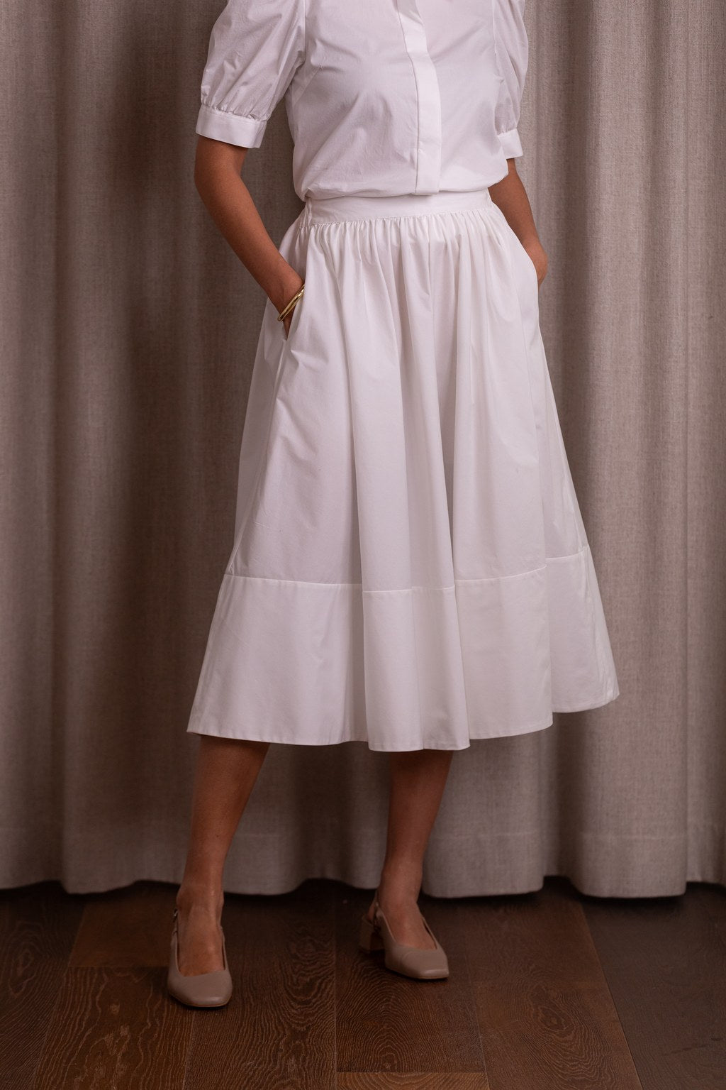 Puuvillahame leveällä käänteellä sävyssä white