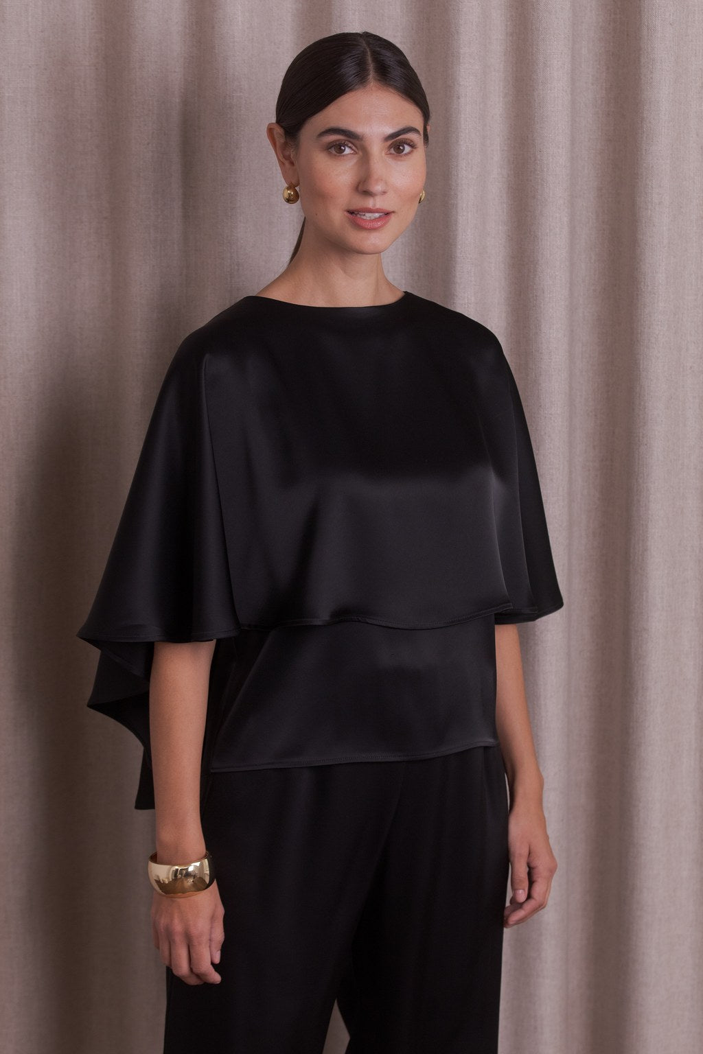 Triasetaatista valmistettu musta satiinikeeppi