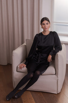 Musta mekko, jossa pitkät puhvihihat. Valmistettu laadukkaasta triasetaatista.